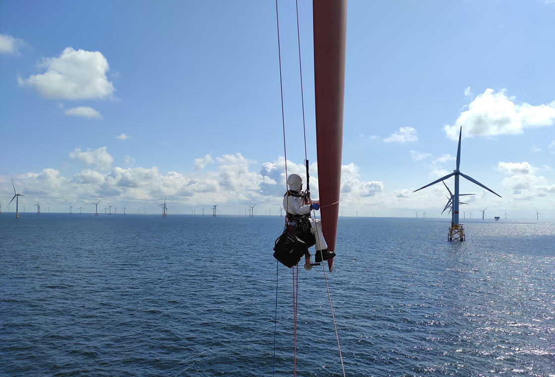 Painting wind turbine blade