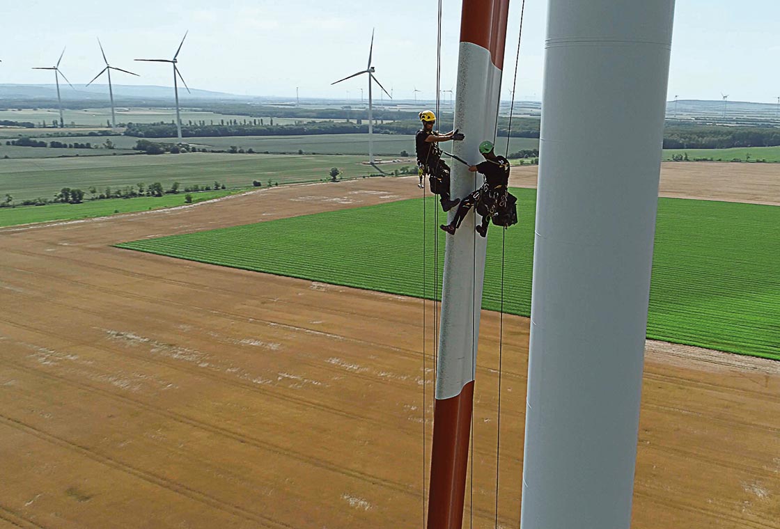 Wind turbine blade maintenance